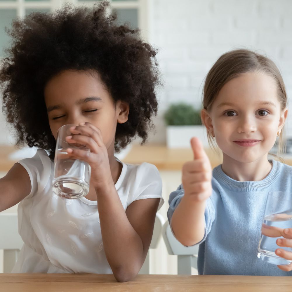 Kinder trinken sauberes wasser
